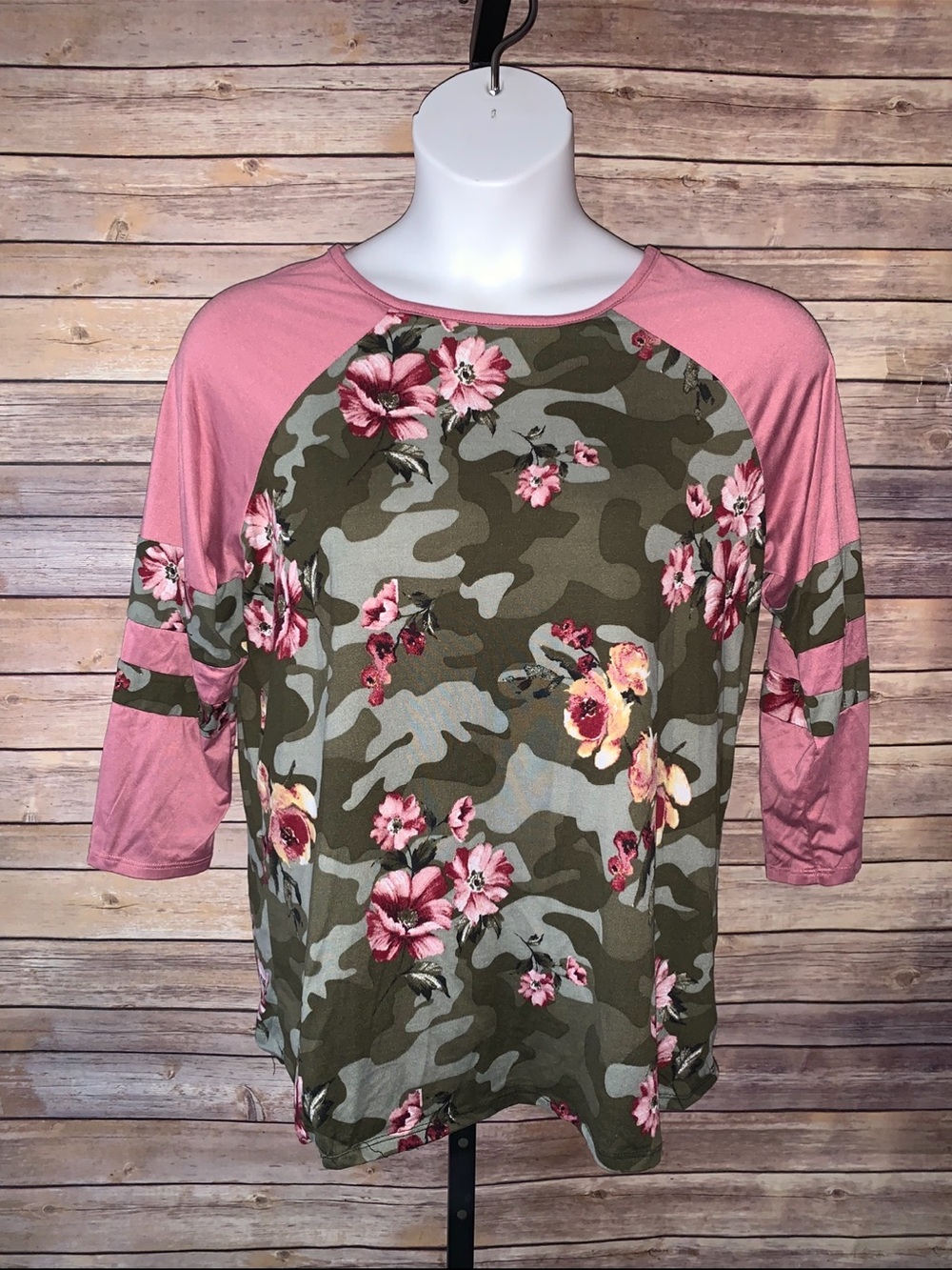 Loratte Pink Sleeve Floral Camo Raglan Top
Size 1X